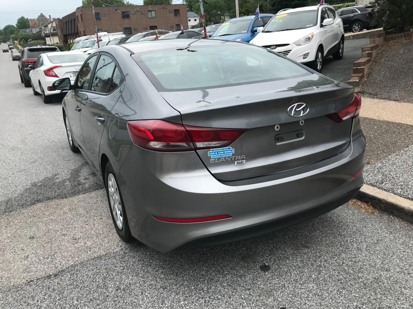 2018 Silver /Gray Hyundai Elantra SE (5NPD74LF3JH) with an 2.0 V4 engine, Automatic transmission, located at 577 Chester Pike, Prospect Park, PA, 19076, (610) 237-1015, 39.886154, -75.302338 - Photo#5